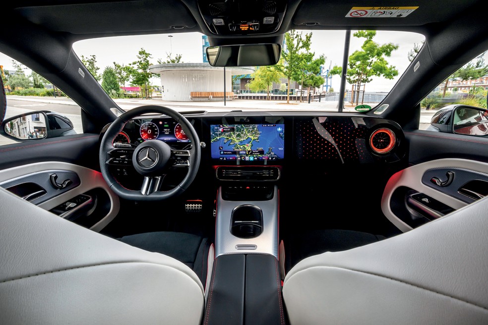 Painel do Mercedes-Benz CLA 250+ surpreende pelas telas digitais, mas acabamento da parte superior poderia ser melhor — Foto: Divulgação