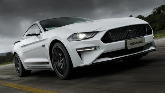 Ford Mustang Black Shadow cala esportivos europeus com seu V8 e visual