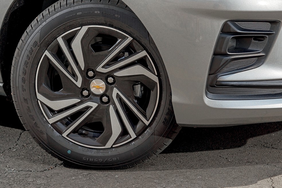 Rodas de aço com calotas do Chevrolet Onix imitam conjunto de liga leve — Foto: Renato Durães/Auto News Brasil