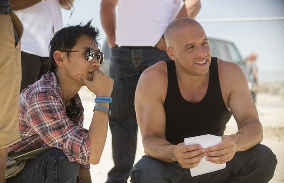 O diretor James Wan e Vin Diesel conversam nos bastidores (Foto: Divulgação) — Foto: Auto Esporte