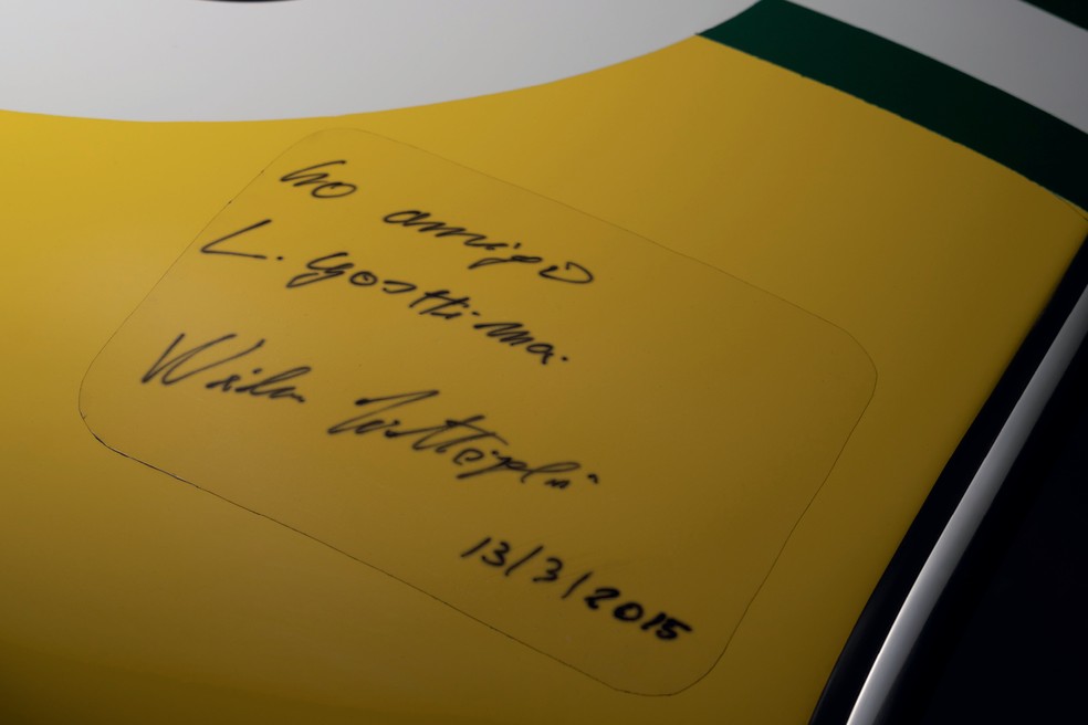 Willys Interlagos estampa dedicatória de pilotos que já o conduziram, como Wilson Fittipaldi — Foto: Leo Sposito/Auto News Brasil
