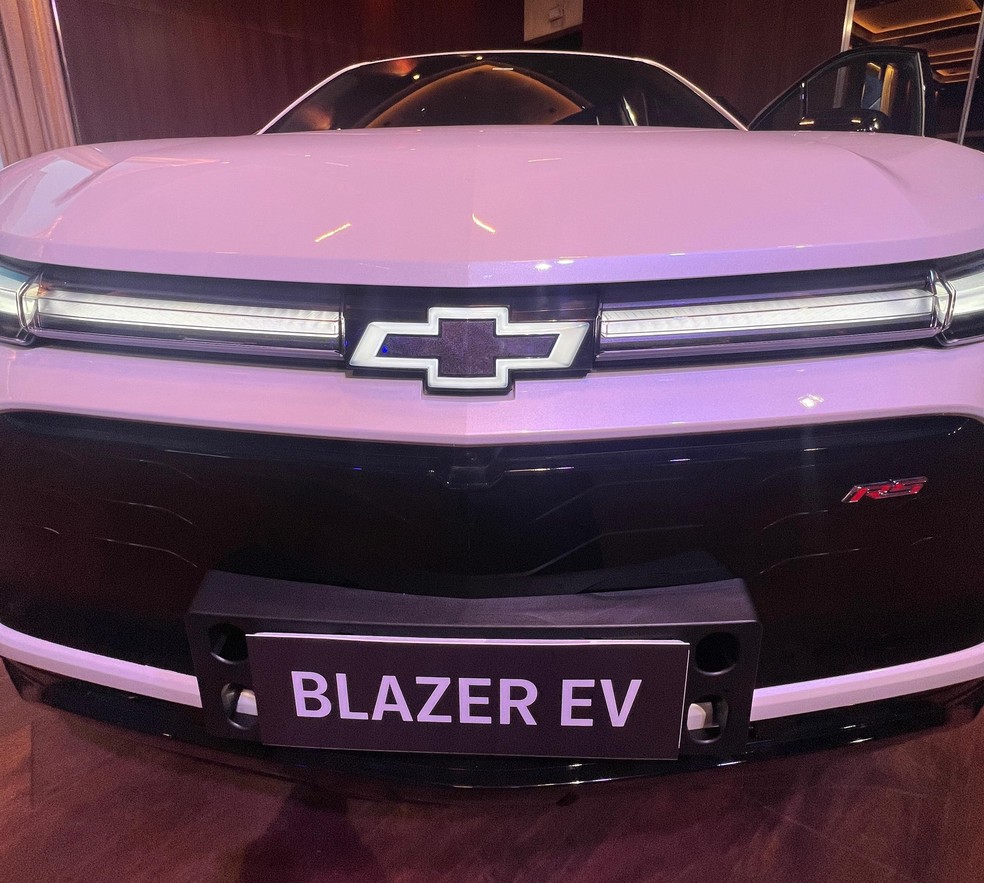 Chevrolet Blazer EV tem a "gravatinha" dianteira iluminada — Foto: Vitória Drehmer/Auto News Brasil
