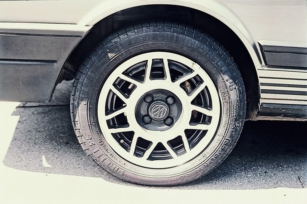Rodas de liga leve de aro 14 polegadas e pneus série 60 (Foto: Auto News Brasil) — Foto: Auto Esporte