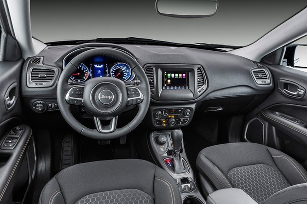 No painel, você nota a diferença entre o flex 4X2 e o 4X4 no seletor da tração (Foto: Divulgação) — Foto: Auto Esporte