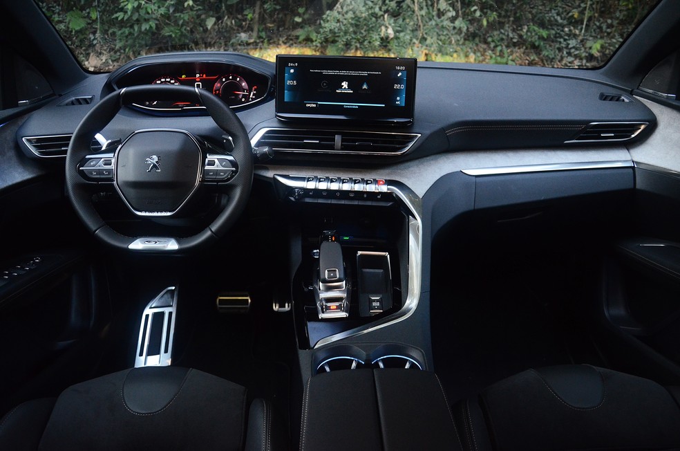 O interior da versão GT tem revestimento de alcantara  — Foto: André Schaun