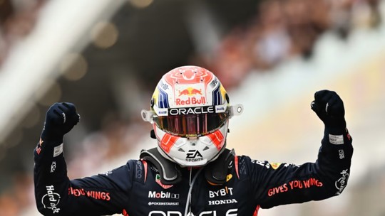 Macacão que Verstappen usou na 100ª vitória da Red Bull na F1 é leiloado por quase R$ 700 mil