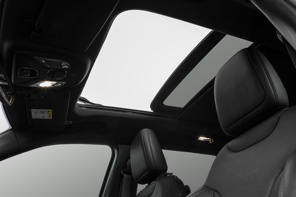 O teto solar panorâmico tem boa abertura e cortina elétrica (Foto: Divulgação) — Foto: Auto Esporte