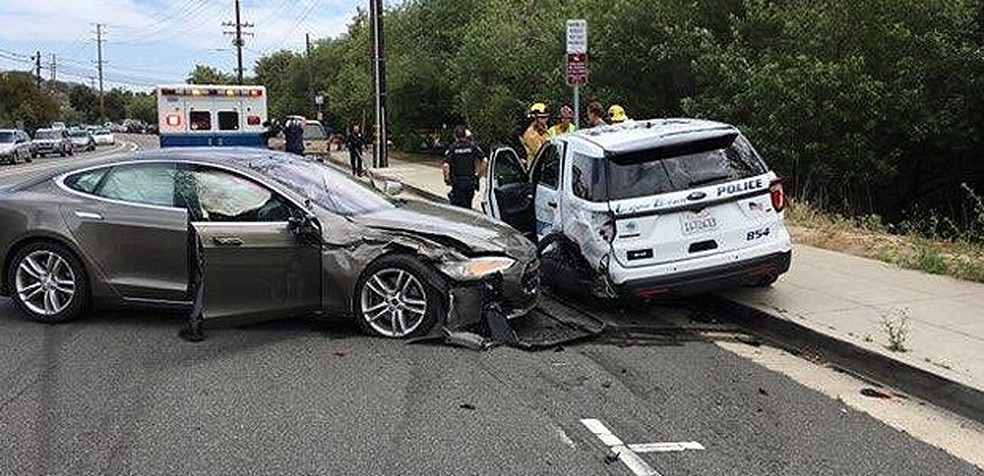 Dono de Tesla diz que carro estava no modo Autopilot quando bateu em viatura (Foto: Reprodução/ Twitter) — Foto: Auto Esporte