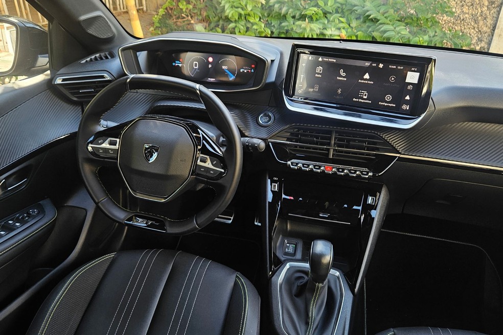 Peugeot 208 tem desenho elegante na cabine  — Foto: Jady Peroni/Auto News Brasil