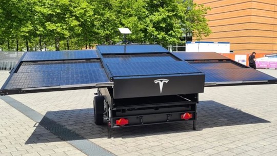 Tesla apresenta um nada prático carregador solar portátil para carro elétrico