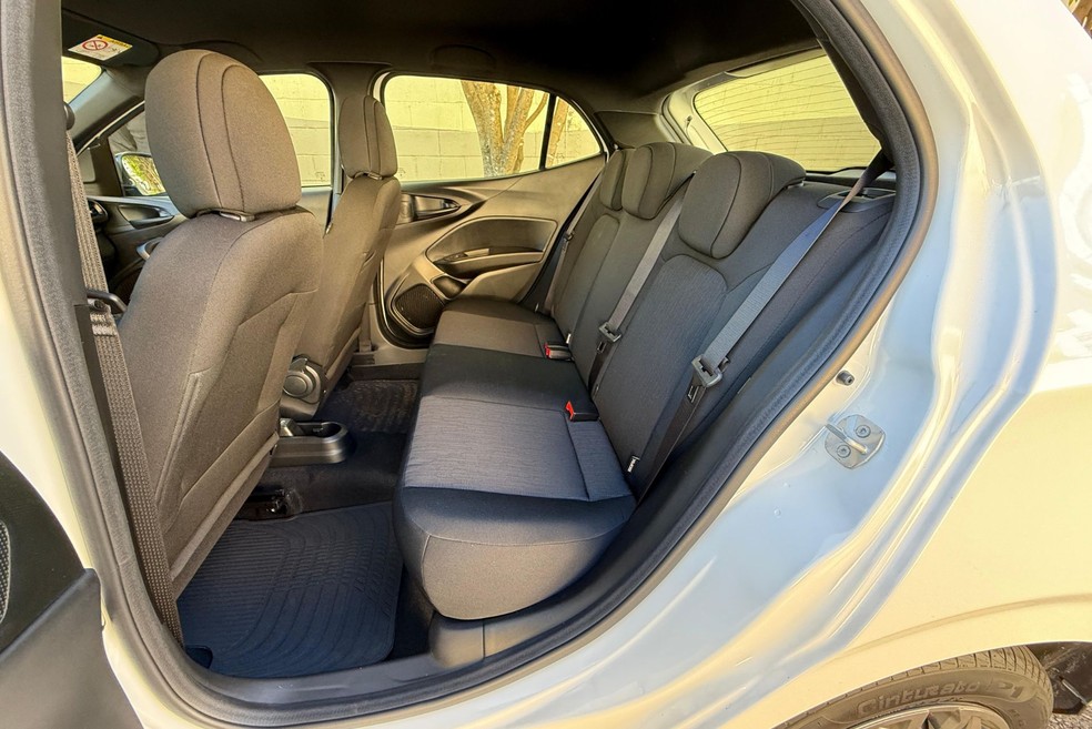 Segunda fileira do Fiat Argo é confortável, mas túnel central elevado faz diminuir espaço para pernas  — Foto: André Paixão/Auto News Brasil