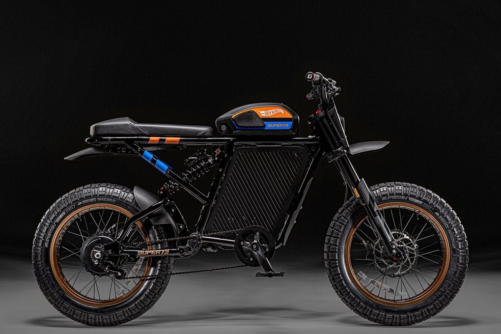 A e-bike tem pegada off-road, como é possível notar pelos largos pneus — Foto: Divulgação