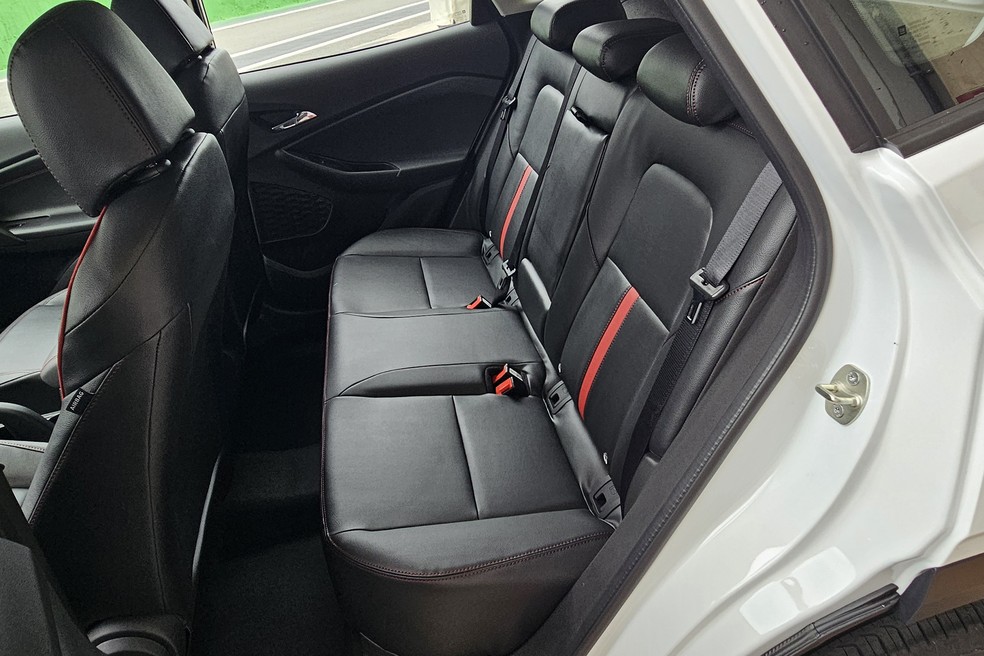 Banco traseiro do Tracker RS 2026 também está muito mais sóbrio — Foto: Leonardo Felix/Auto News Brasil