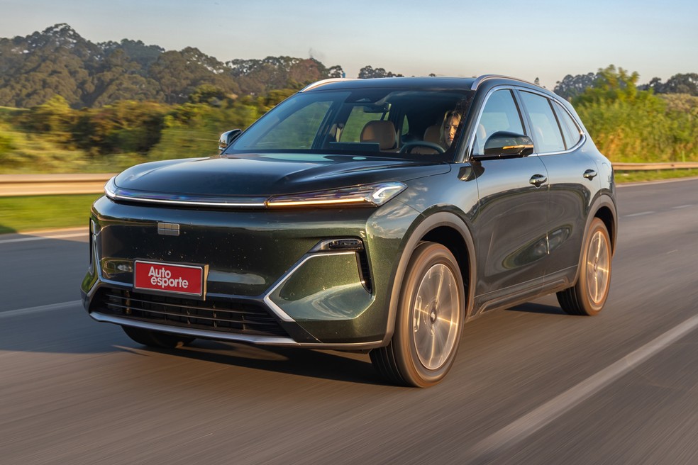 Geely EX5 EM-i Ultra 2027 tem baterias de até 29,8 kWh com autonomia elétrica de 112 km na homologação brasileira — Foto: Renato Durães/Auto News Brasil
