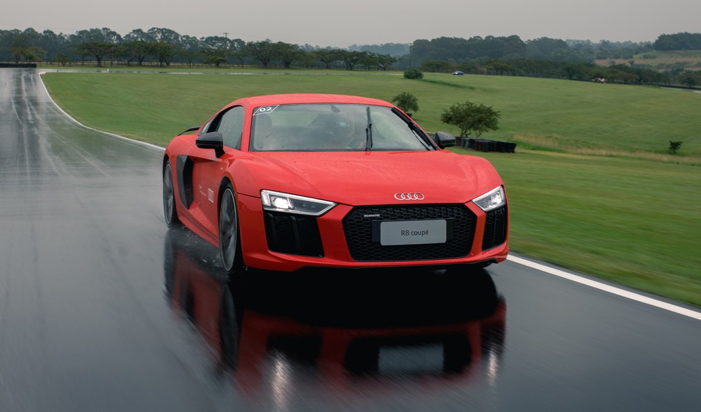 Audi R8 tem freios de cerâmica de série — Foto: Marcelo Brandt/G1