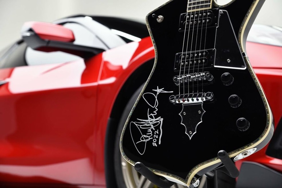 Vencedor do leilão vai levar, além do carro, guitarra autografada por Paul Stanley — Foto: Reprodução/Instagram