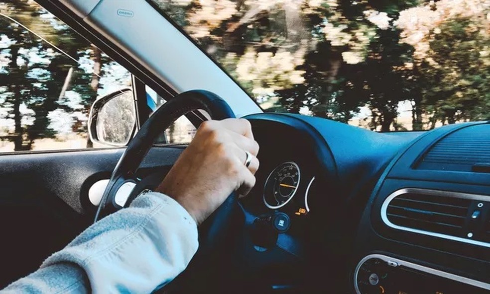Dirigir com apenas uma mão no volante é considerado infração média — Foto: Pexels