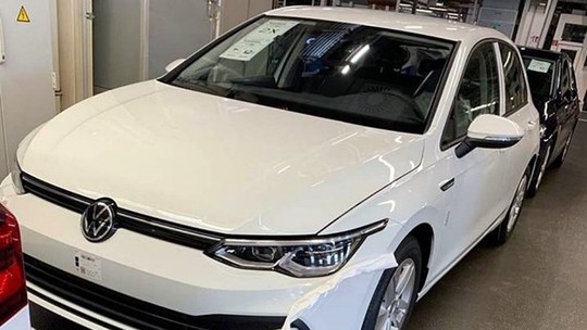 Novo Volkswagen Golf aparece sem disfarces