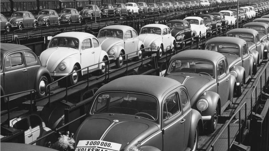 Fábrica do VW Beetle (Fusca) na Alemanha na década de 1960.