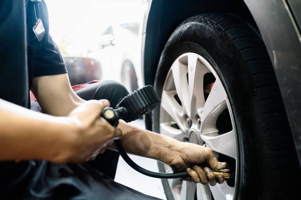 Mantenha em dia a calibragem dos pneus para evitar desgaste extra do motor — Foto: Banco de Imagens