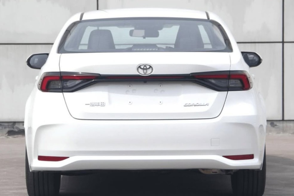 Novo Toyota Corolla mantém visual na traseira, com poucas alterações — Foto: Reprodução/Naavtotrasse