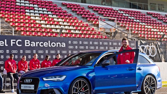 Messi dá adeus ao Barcelona e aos carrões que recebeu "de graça" por quase 15 anos
