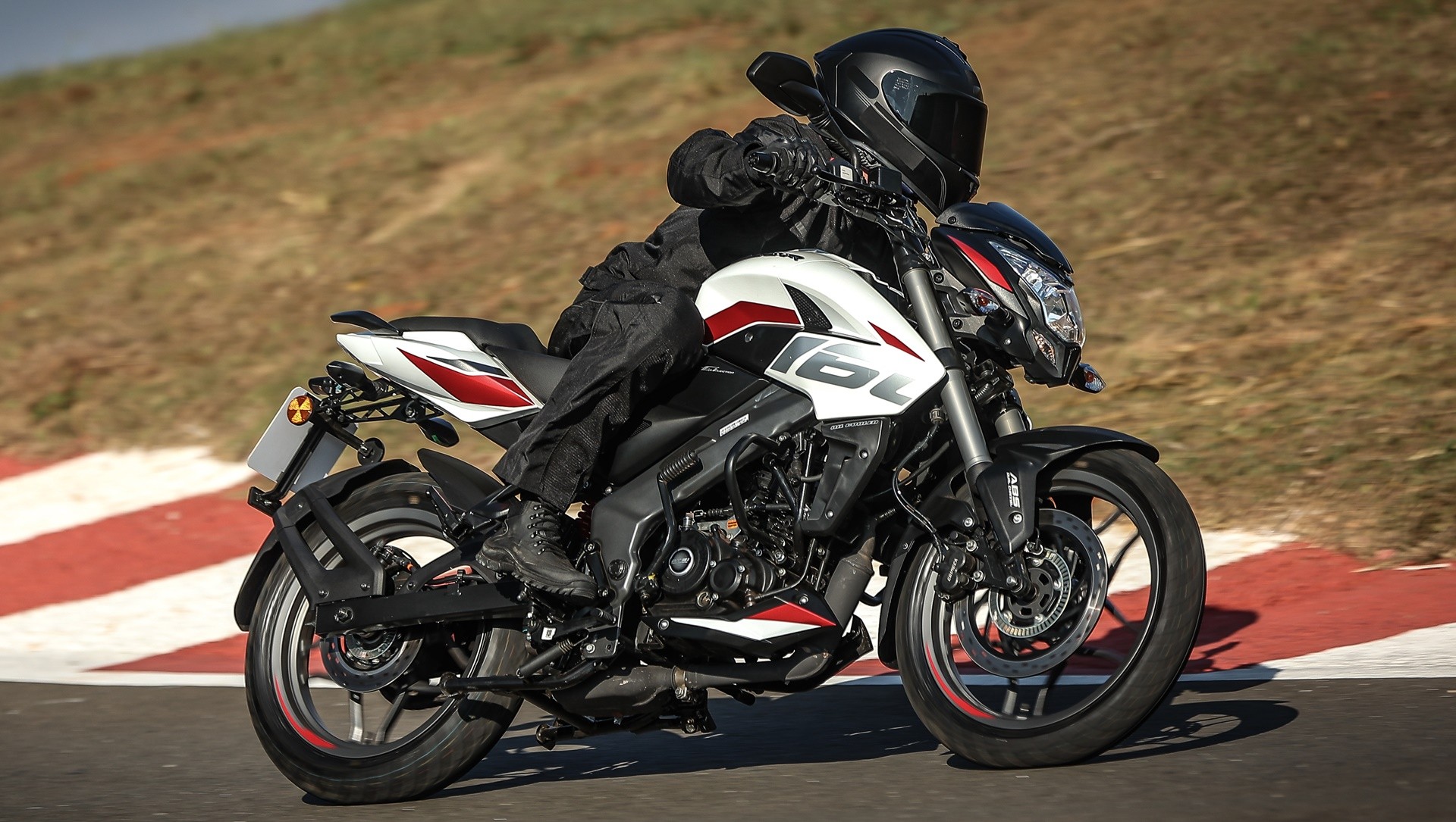 Bajaj Dominar 160: preços, versões, equipamentos e custos de manutenção