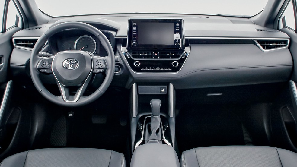 Interior do Corolla Cross é clássico, mas parece antiquado se comparado ao Taos tanto no painel como na central multimídia — Foto: Renato Durães