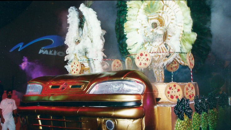 Com desfile completo da Mangueira, um carnaval fora de época foi pensado para superar a grandiosidade do lançamento do Palio, em 1996