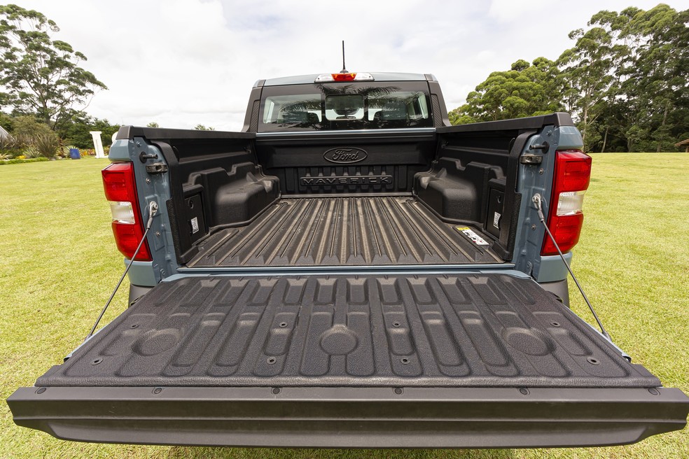 A caçamba da Maverick abre da forma "tradicional", ao contrário da Toro, e tem 943 litros de capacidade — Foto: Leo Sposito/Auto News Brasil