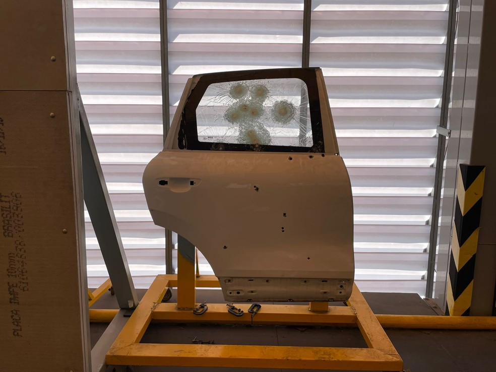 Porta de carro blindado alvejada durante testes balísticos — Foto: Cauê Lira/Autoesporte