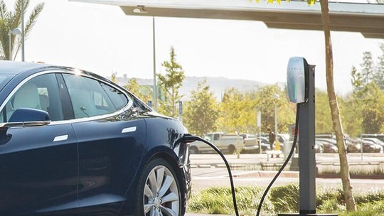 Tesla vai oferecer estações de carregamento gratuitas em escritórios