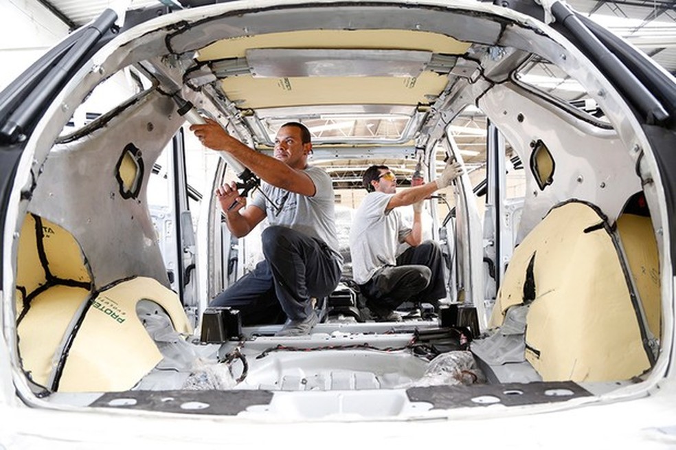 Processo de blindagem do carro (Foto: Mauro Farah/O globo) — Foto: Auto Esporte