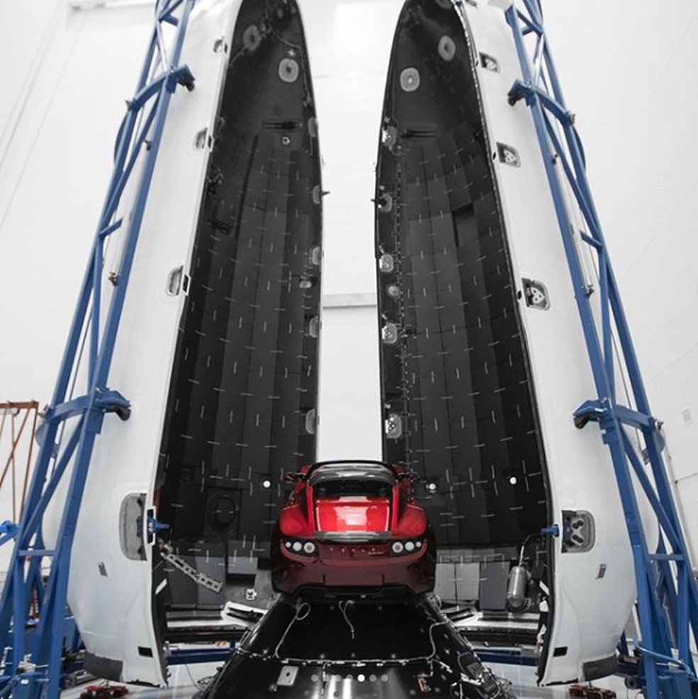 Elon Musk mostrou o Tesla Roadster dentro do foguete da SpaceX — Foto: Reprodução/Instagram