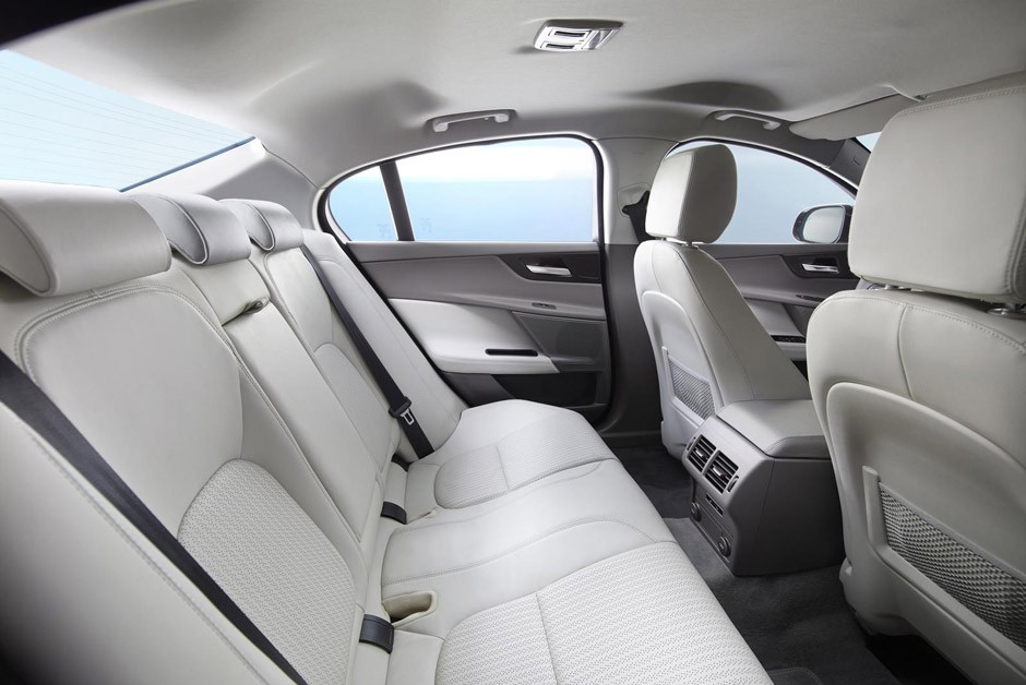 Jaguar XE 2015  