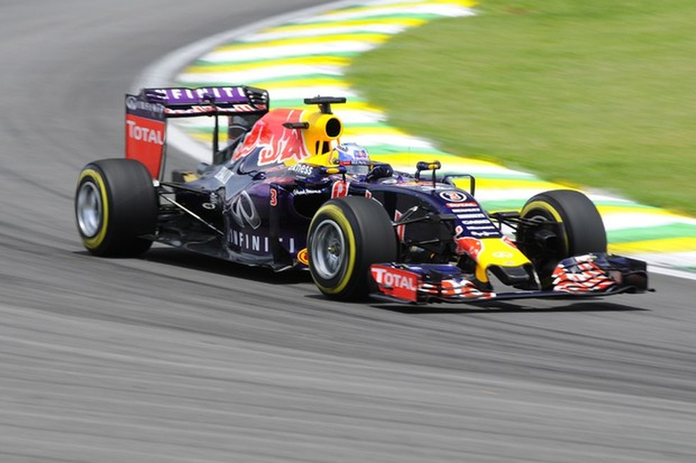 Daniel Ricciardo, da Red Bull, no segundo dia de treinos livre do GP do Brasil 2015 (Foto: Ivan Carneiro / Auto News Brasil) — Foto: Auto Esporte