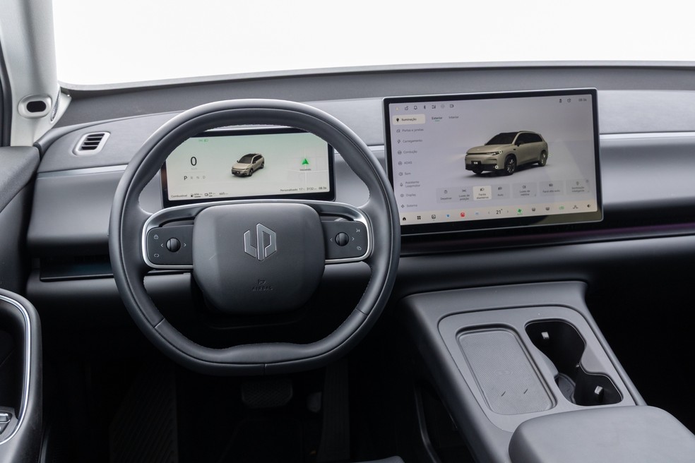 Leapmotor C10 mistura diferentes materiais na cabine: couro sintético, aço escovado e pouco plástico — Foto: Auto News Brasil/Renato Durães