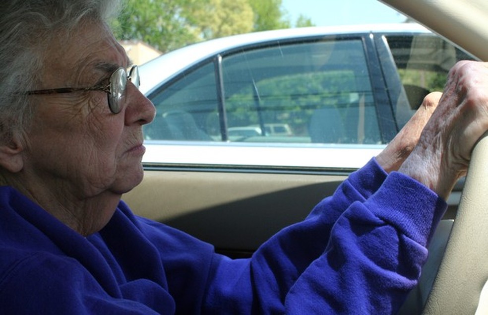 Idoso ao volante (Foto: Thinkstock) — Foto: Auto Esporte