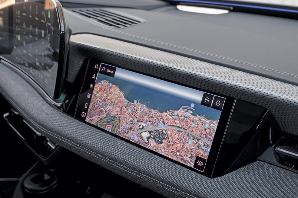 Terceira tela, do passageiro, surpreende pela funcionalidade no Audi A6 e-tron  — Foto: Divulgação