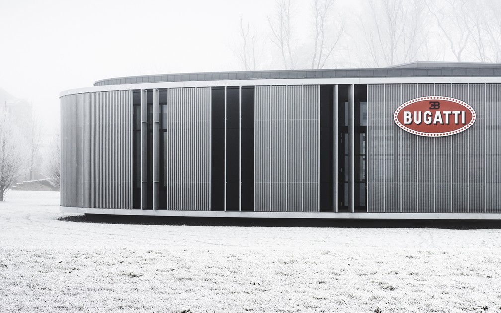O "ateliê" da Bugatti em Molsheim foi inaugurado em 2005 e tem formato oval como o logotipo da marca — Foto: Benjamin Antony Monn/Divulgação