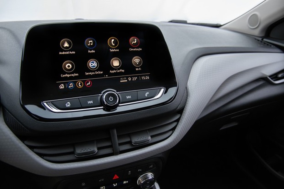 O Onix oferece três conectores USB (como o Polo), mas é o único a ter internet WiFi (Foto: Divulgação) — Foto: Auto Esporte