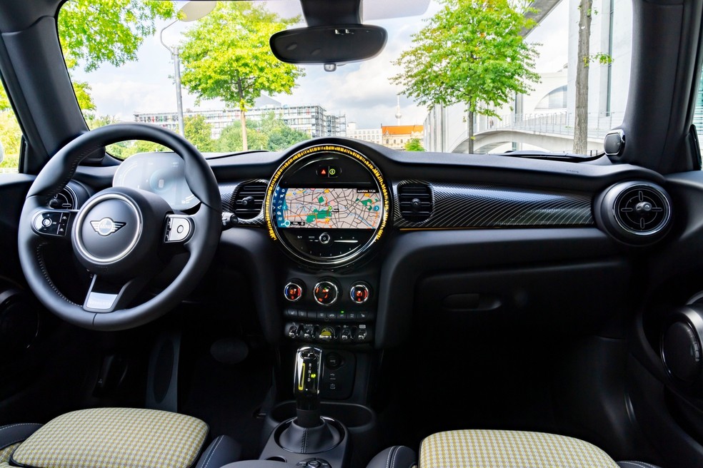 Central multimídia do Mini Cooper S E Resolute Edition tem 8,8" e conectividade com Amazon Alexa — Foto: Divulgação