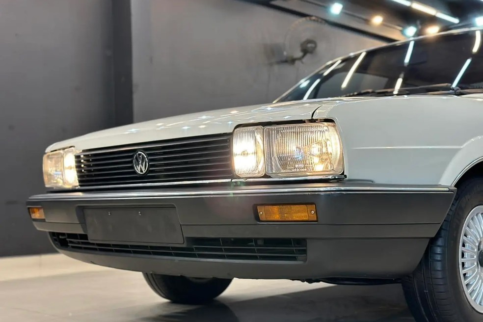 Close no Volkswagen Santana GLS 1987 exibe uma dianteira em estado quase impecável — Foto: Divulgação/Padrão Misa