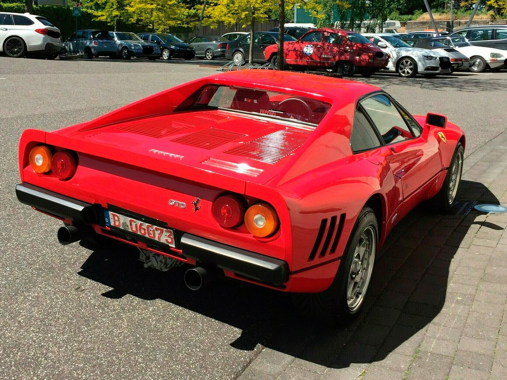 A Ferrari 288 GTO recuperada — Foto: Polícia de Düsseldorf via AP