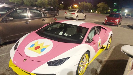 Lamborghini Huracán é transformado no carro da princesa do jogo Mario Kart