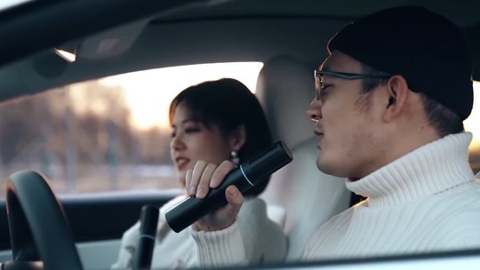 Sem carros novos em 2022, Tesla lança microfone para karaokê na China
