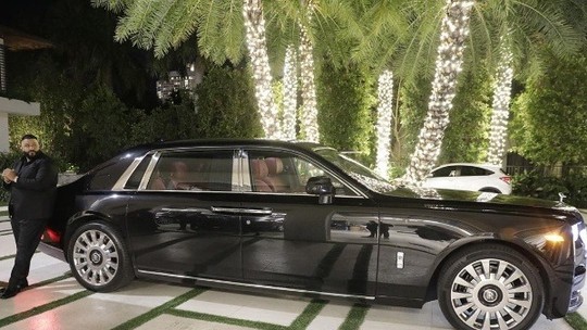 DJ Khaled esbanja luxo e mostra Rolls-Royce de quase R$ 2,5 milhões no Instagram 