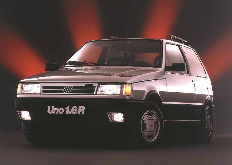 Fiat Uno 1.6 R estreou novo visual no início dos anos 90 — Foto: Divulgação