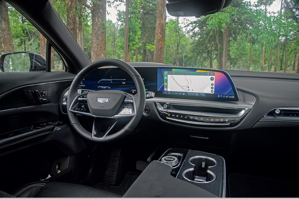 Interior do Cadillac Lyriq tem ótimo acabamento, com uso de materiais emborrachados e couro — Foto: André Schaun/Autoesporte