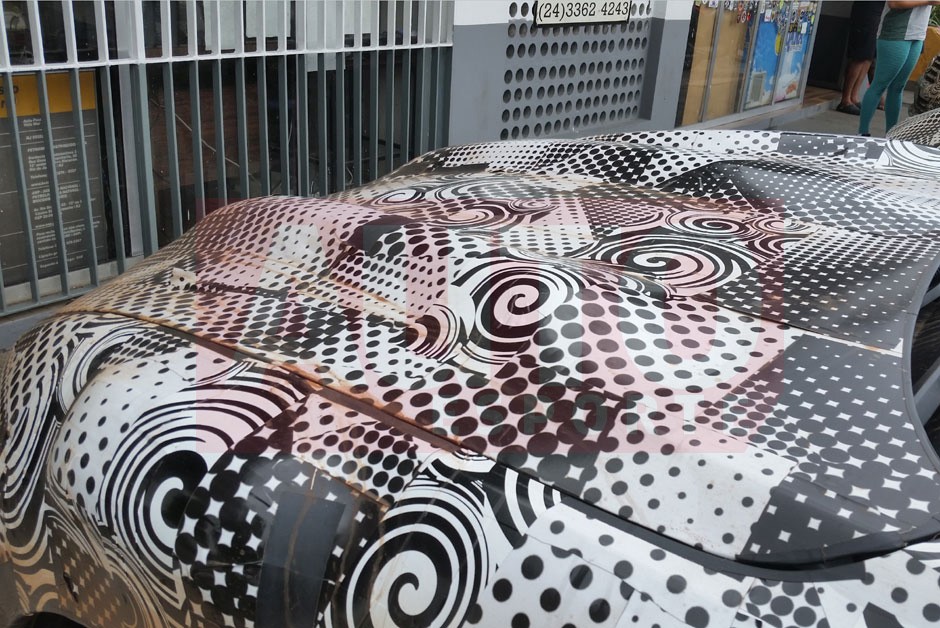 Detalhe dos vincos do capô do Maserati Levante, que foi flagrado em testes na cidade de Paraty (RJ)